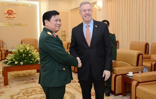 Bộ trưởng Bộ Quốc phòng Việt Nam Ngô Xuân Lịch tiếp Đại sứ Hoa Kỳ Ted Osius  - ảnh 1